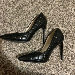 Tufted black pumps